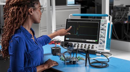 工程师使用米乐m6网页版登录入口示波器和示波器探头测量被测设备上的信号